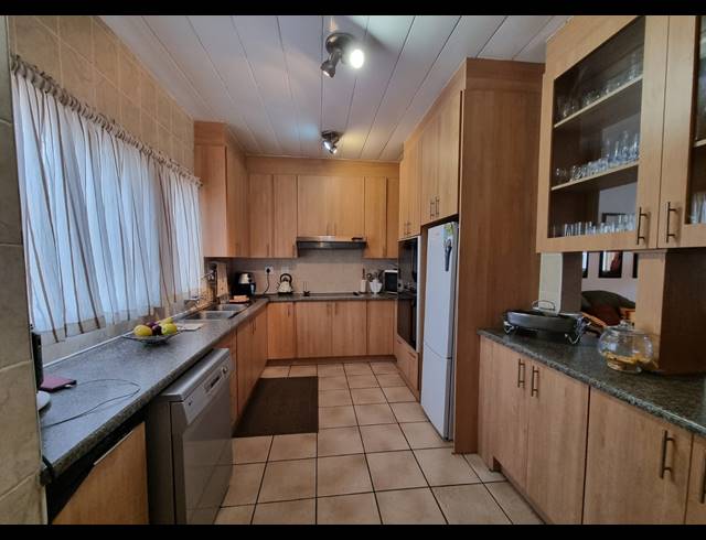 3 BEDROOM TOWNHOUSE FOR SALE IN ARCON PARK